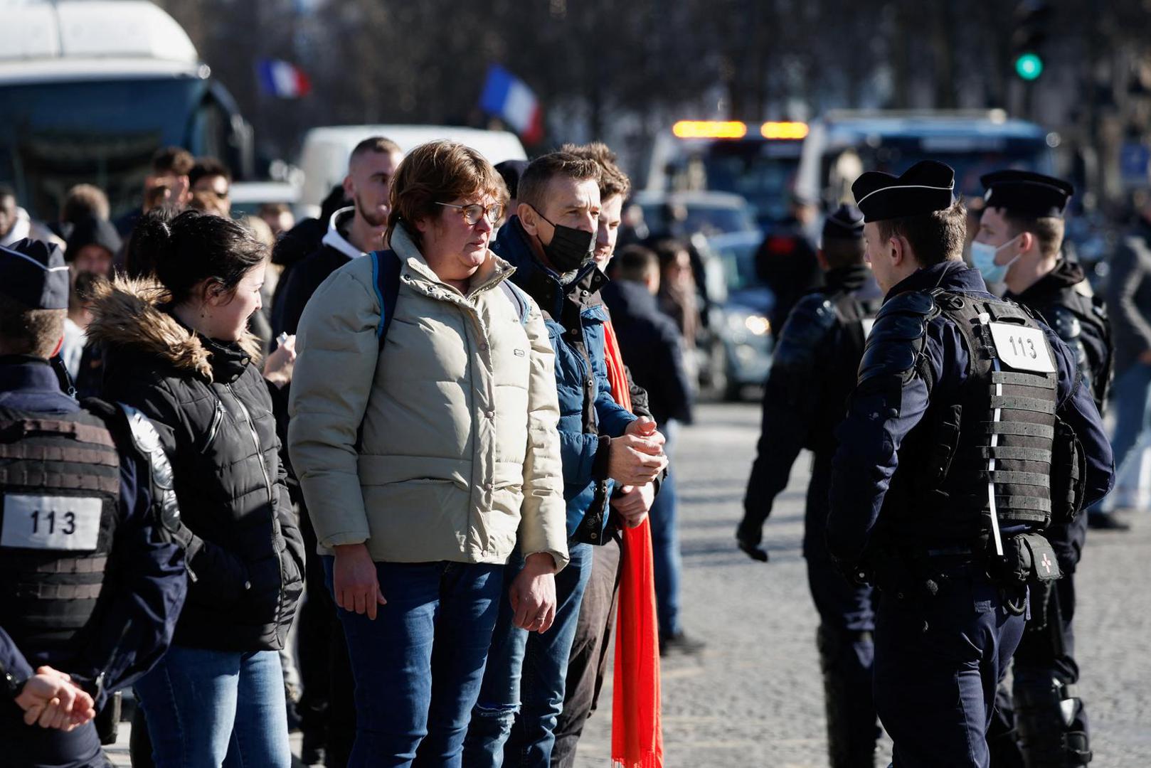 Protesters support the "Convoi de la liberte" (The Freedom Convoy), a vehicular convoy to protest coronavirus disease (COVID-19) vaccine and restrictions, as it drives past the Arc de Triomphe, on the Champs-Elysees avenue, in Paris, France, February 12, 2022. REUTERS/Benoit Tessier Photo: BENOIT TESSIER/REUTERS