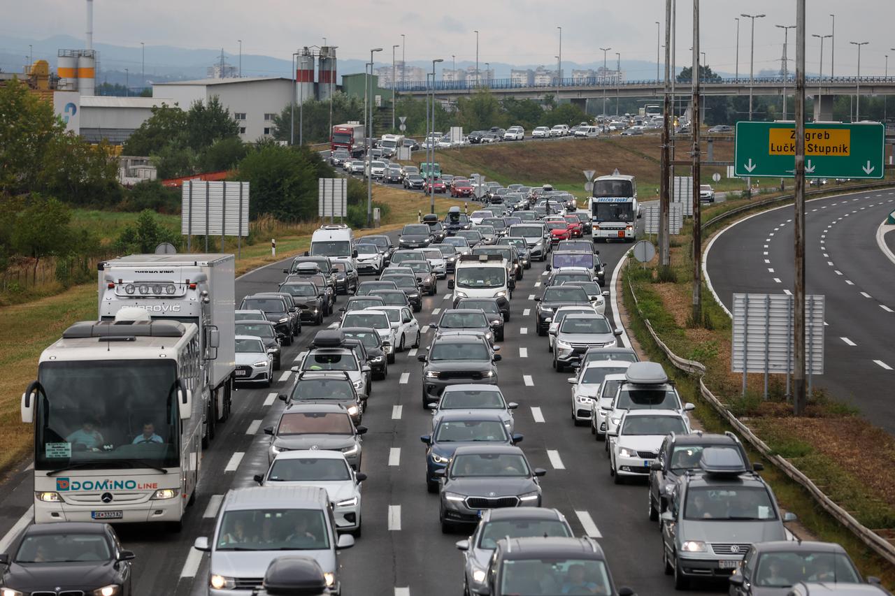 Zagreb: Kolona od sedam kilometara na naplatnoj postaji Lučko u smjeru mora