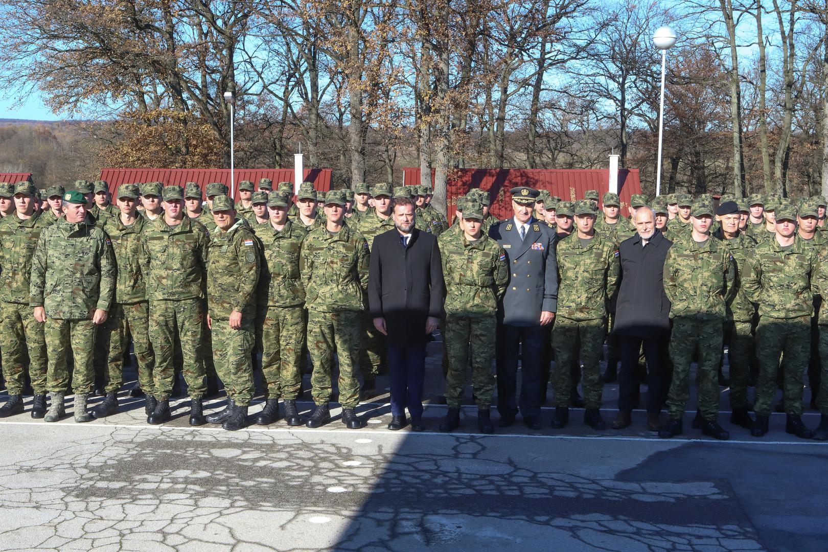 25.11.2022., Gasinci - Na vojnom poligonu 'Gasinci', ministar obrane RH Mario Banozic, urucio je 116 ugovora polaznicima 41. narastaja Specijalisticke vojne obuke (SVO) roda oklopnistva i pjesastva o vojnickoj sluzbi, medu kojima se nalazi i 31 vojnikinja. Photo: Dubravka Petric/PIXSELL