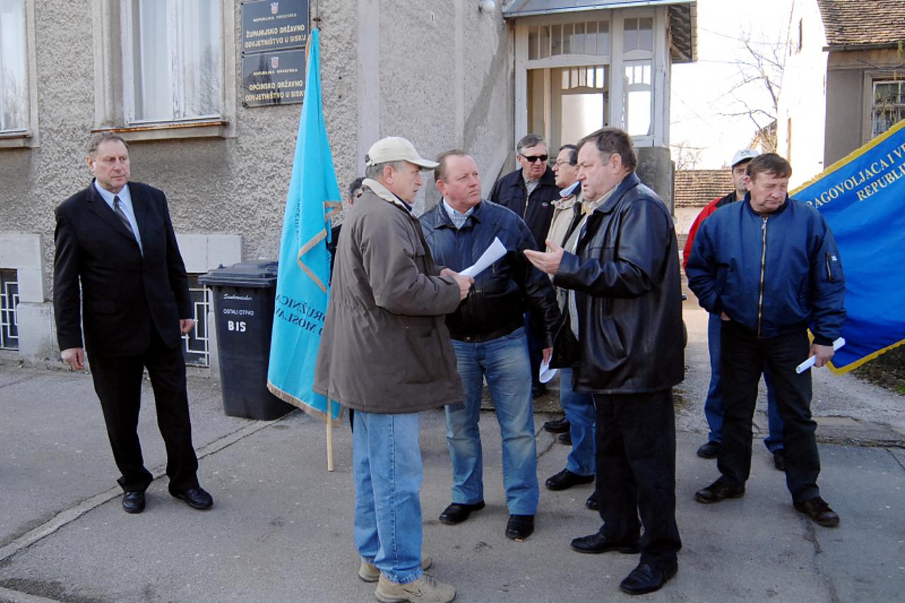 '11.02.2011., Sisak - Skupina hrvatskih branitelja,zatocenika srpskih logora, podnijeti ce Zupanijskom drzavnom odvjetnistvu kaznene prijave protiv njihovih mucitelja. Photo:Nikola Cutuk/PIXSELL'