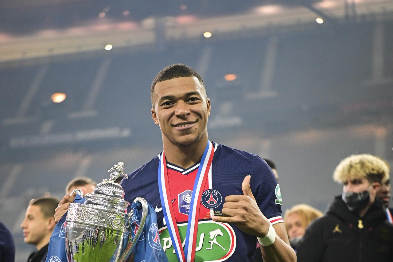 Le président Emmanuel Macron assiste à la victoire du Paris Saint Germain 2 à 0 face à Monaco en finale de Coupe de France au Stade de France à Saint-Denis