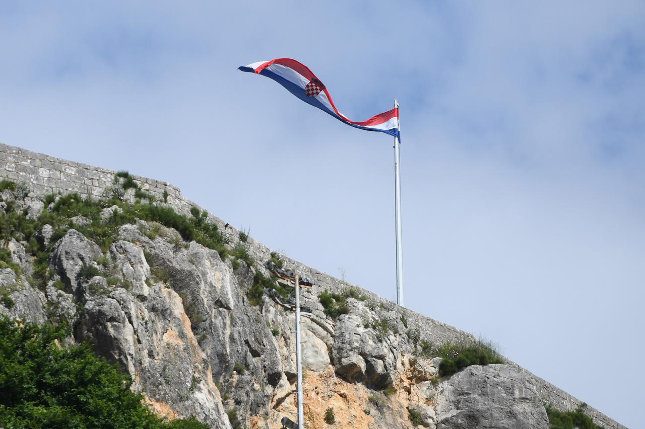 Knin: Hrvatska zastava na kninskoj tvrdjavi