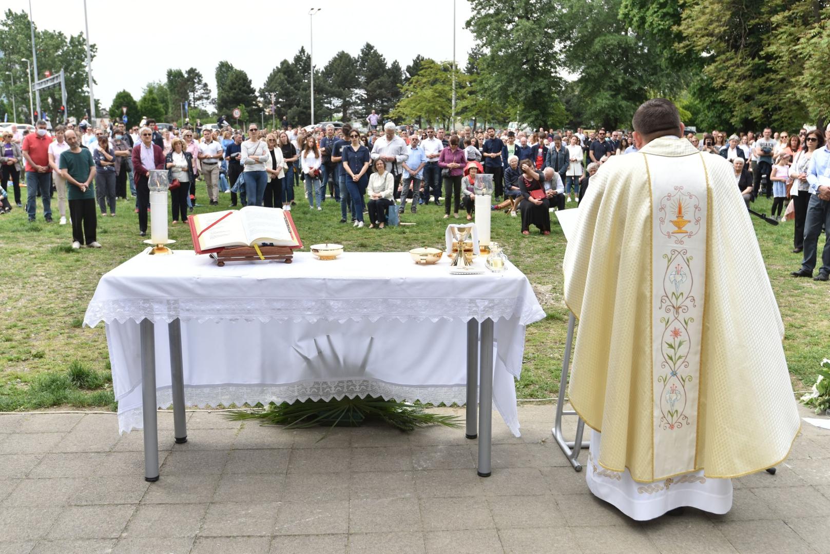 U parku na križanju Zagrebačke avenije i Zagrebačke ulice održana je misa na otvorenom Župe blaženog Ivana Merza.