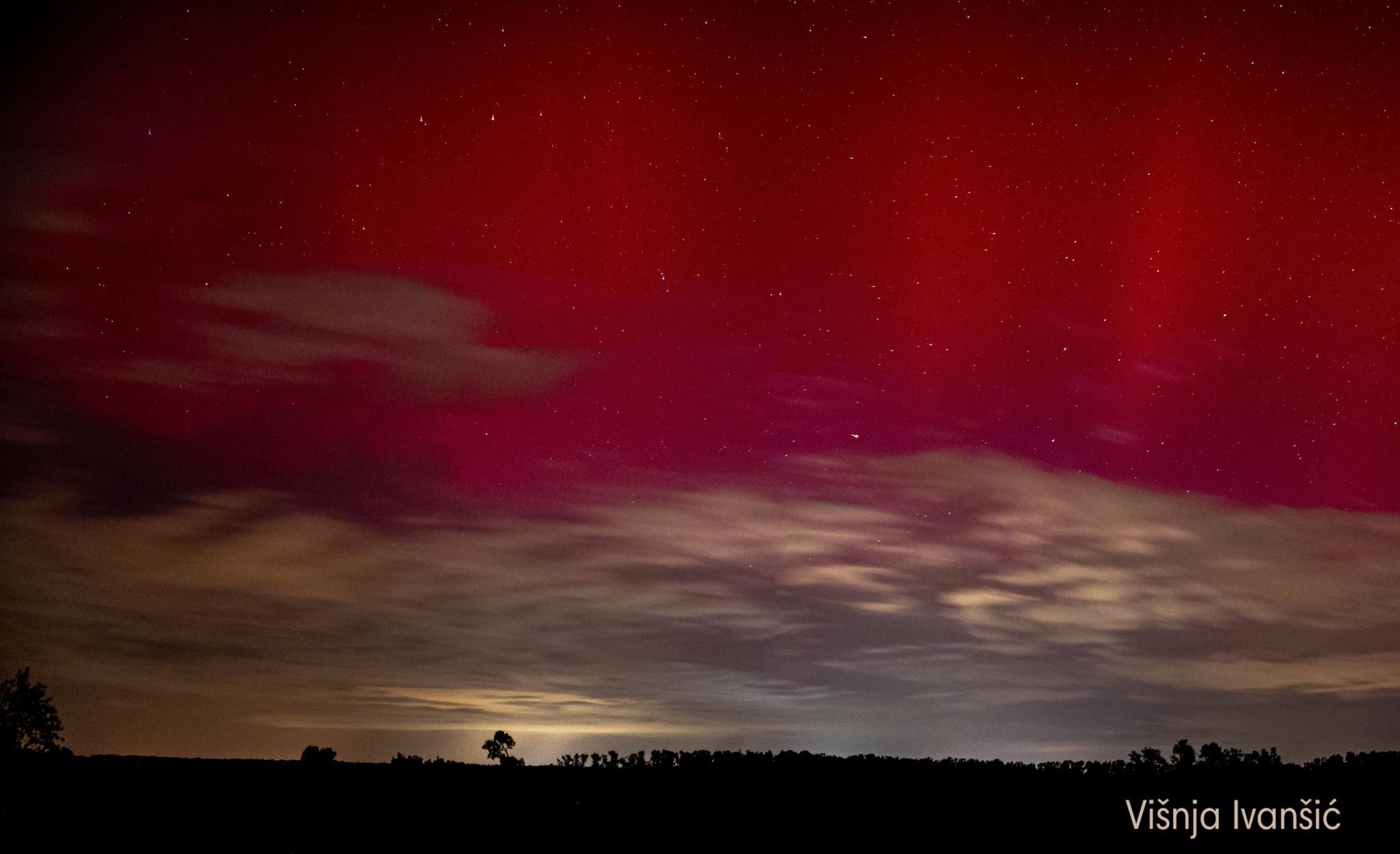 Kako je vidljivo na fotografijama naših fotoreportera i čitatelja, nebo je bilo prošarano nijansama ružičaste, crvene, ljubičaste...