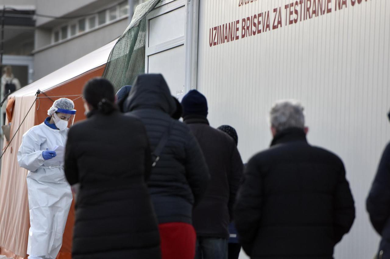 Šibenik: Iako se testiranje na COVID može obaviti i kod liječnika i dalje su velike gužve na punktu za testiranje