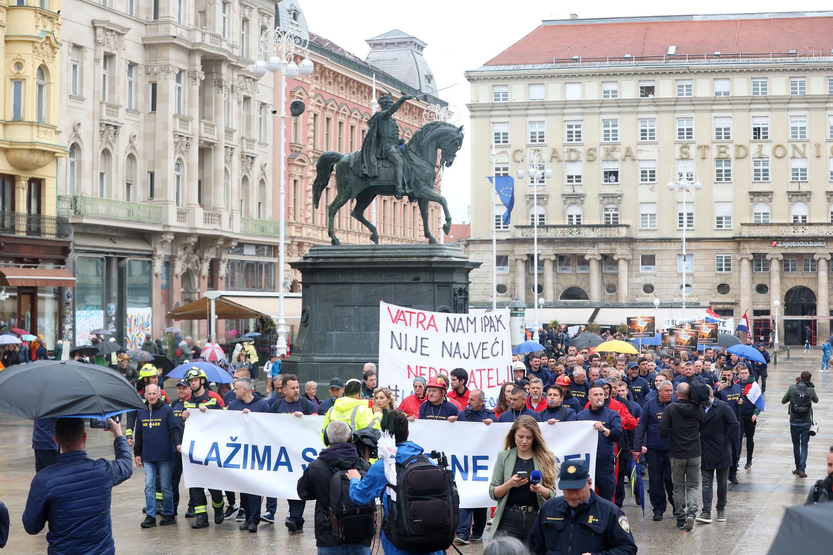 03.05.2024., Zagreb - Koordinacija sindikata i udruga profesionalnih vatrogasaca organizirala je prosvjed vatrogasaca na Trgu sv. Marka.  Photo: Sanjin Strukic/PIXSELL