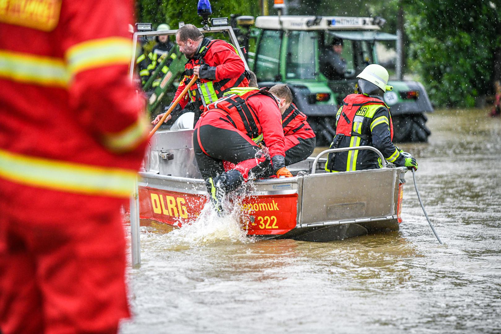 U poplavljenim područjima u bavarskom okrugu Augsburg vlasti su pozvale na evakuaciju. Stanovnici bi trebali odmah napustiti općine Kühlenthal i Allmannshofen, upozorila je tamošnja služba za izvanredne situacije. Za ljude koji ne mogu sami napustiti područje, osigurani su autobusi.