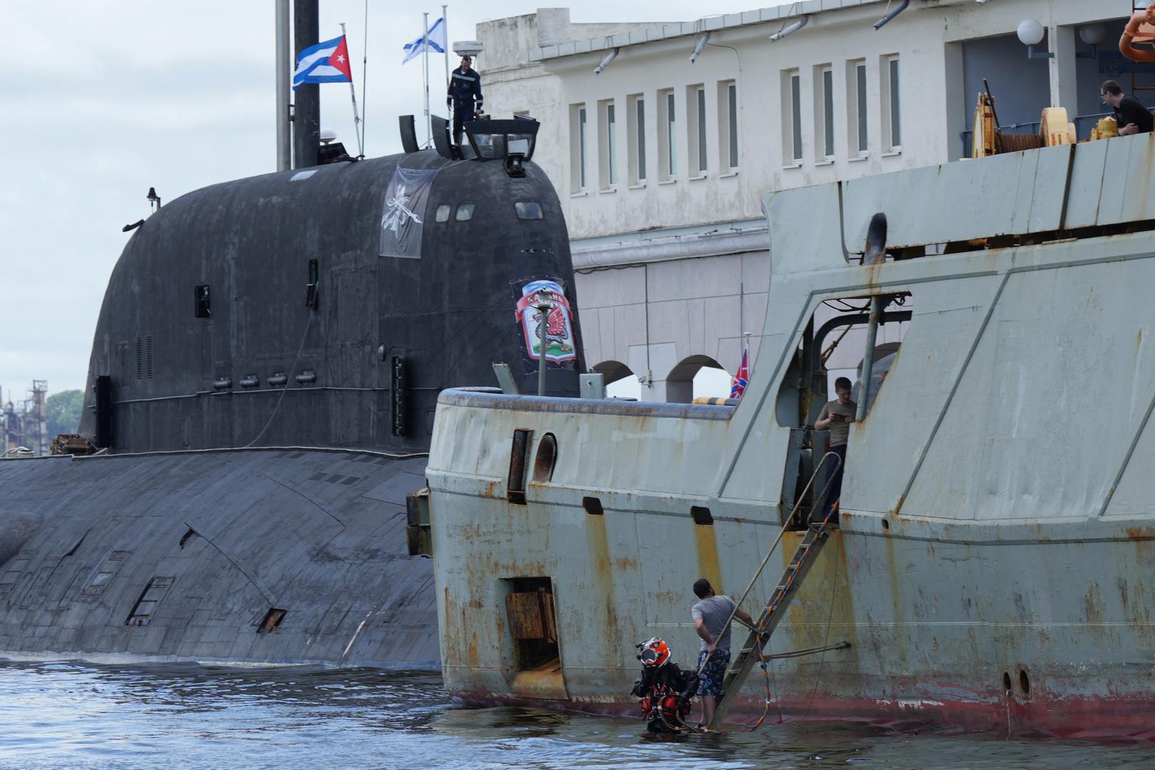 A diver works from the Russian tug boat Nikolay Chiker, docked beside nuclear-powered cruise missile submarine Kazan at the Havana's bay, Cuba, June 13, 2024. REUTERS/Alexandre Meneghini Photo: ALEXANDRE MENEGHINI/REUTERS