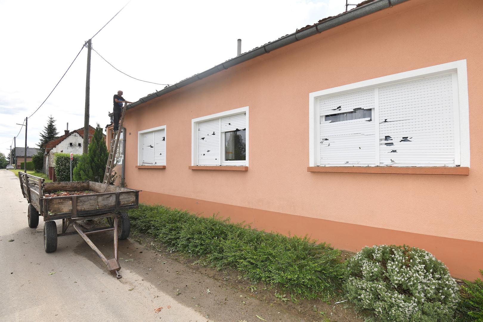 26.05.2022., Veliki Bukovec - Veliko nevrijeme praceno tucom koje je jucer pogodilo podrucje Opcine Veliki Bukovec prouzrocilo je veliku stetu mjestanima koji kazu da je tuca ostetila svaki krov, plastenike, staklenike i usjeve. Mjestani dan nakon nevremena saniraju ostecenja. Photo: Vjeran Zganec Rogulja/PIXSELL