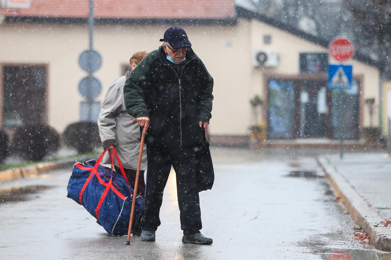 Snježna nedjelja u potresom razrušenoj Petrinji