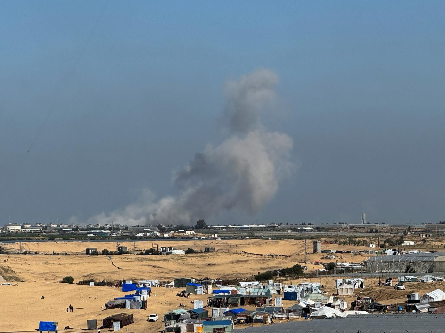 Smoke rises during an Israeli ground operation in Khan Younis, amid the ongoing conflict between Israel and the Palestinian Islamist group Hamas, as seen from a tent camp sheltering displaced Palestinians in Rafah, in the southern Gaza Strip February 21, 2024. REUTERS/Bassam Masoud Photo: BASSAM MASOUD/REUTERS