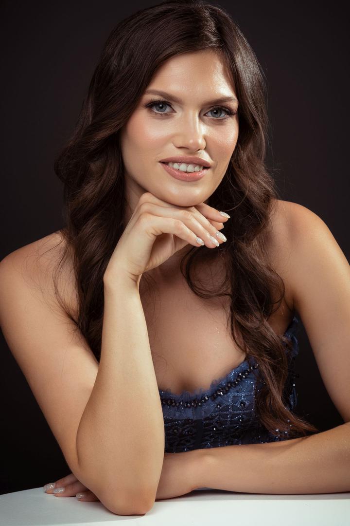 Titulu Miss Universe Hrvatske 2023. ponijela je krajem svibnja u Smaragdnoj dvorani hotela Esplanade u Zagrebu i proteklih pet mjeseci provela je pripremama za finalni izbor. ''Miss Universe već dugo nije samo izbor najljepše djevojke. 