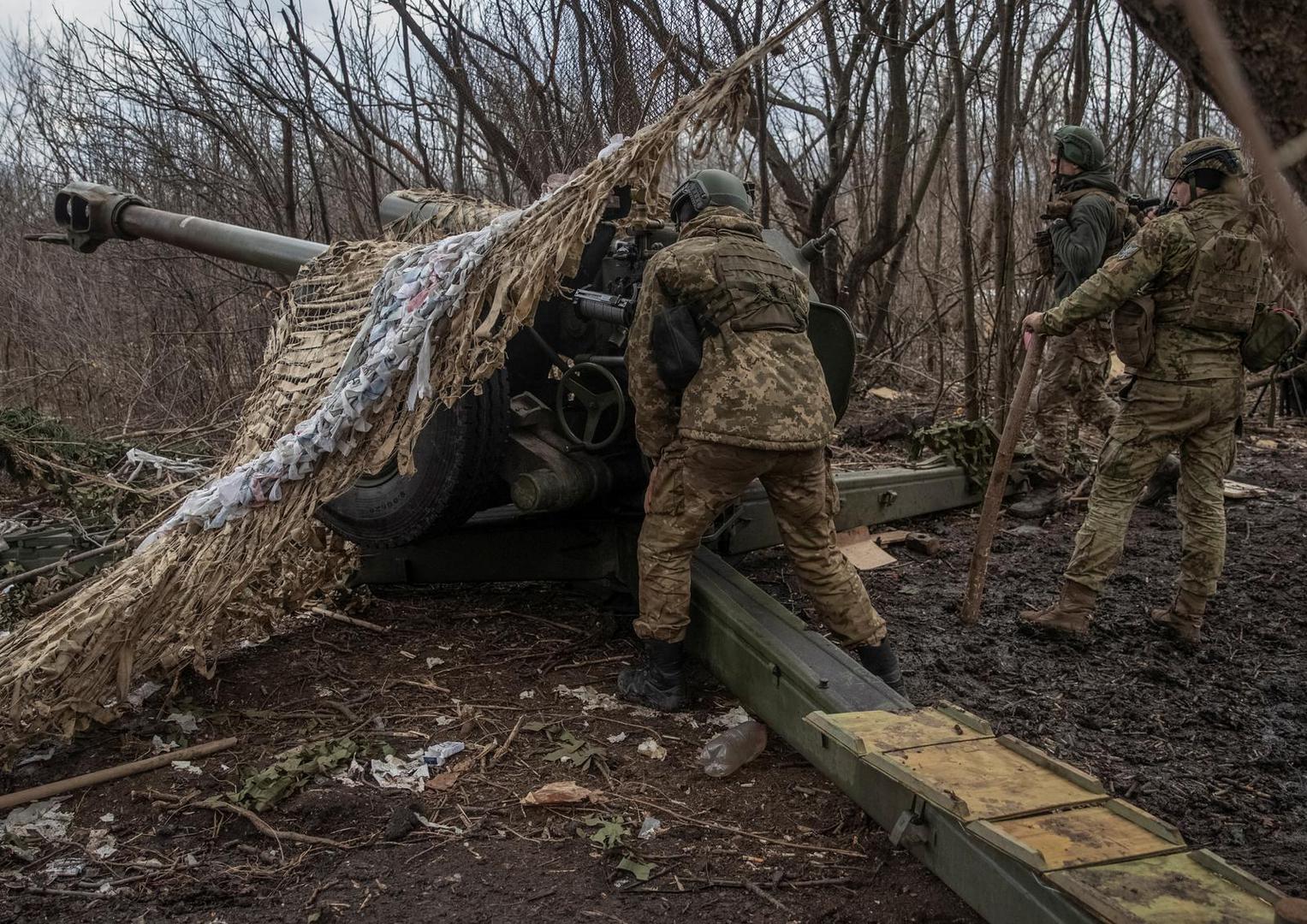Ukrainian service members prepare to shoot from a howitzer at a front line, as Russia's attack on Ukraine continues, near the city of Bakhmut, Donetsk region, Ukraine March 2, 2023.  REUTERS/Oleksandr Ratushniak Photo: Stringer/REUTERS