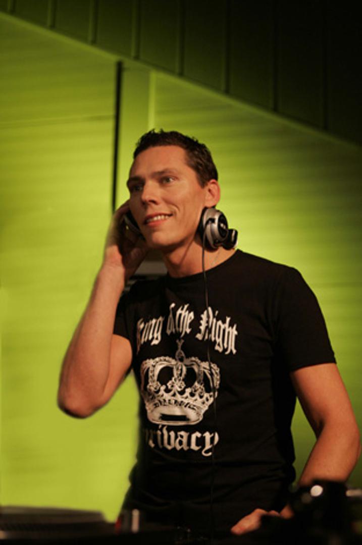 U Split ove godine dolazi puno zvijezda, a mi smo izdvojili pet najbogatijih DJ-eva koji se nalaze na Forbesovoj listi: 

1. Tiësto (38 milijuna dolara).

Tijs Michiel Verwest (47), poznatiji kao Tiësto nizozemski je DJ i producent, koji je postao poznat nakon što je remiksirao pjesmu "Silence", koju izvode Delirium i Sarah McLachlan. Lani je održao sto nastupa, od Vijetnama do las vegasa, te se na Forbesovoj listi najplaćenijih DJ-eva nalazi na drugom mjestu, odmah iza Calvina Harrisa