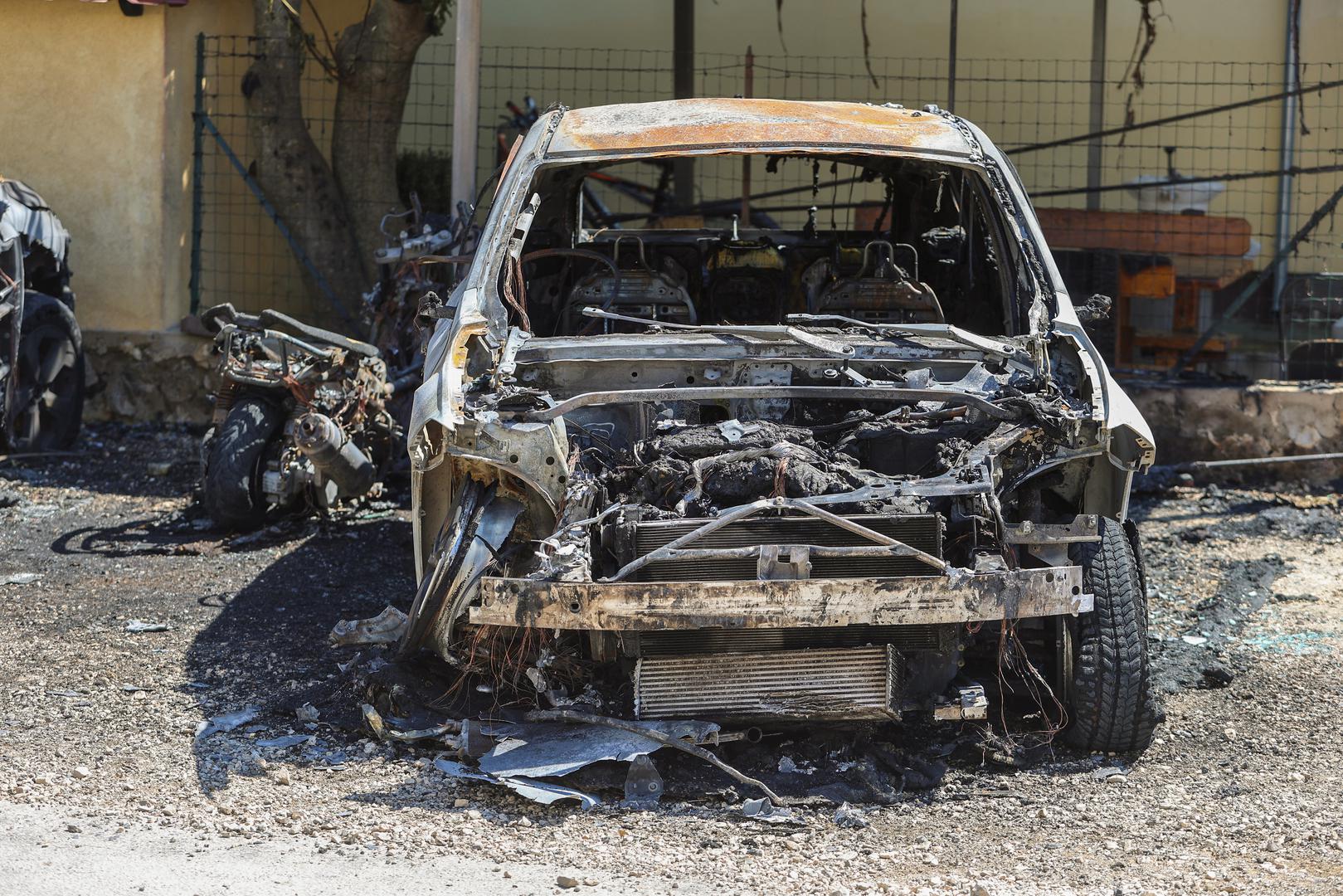 Osobni automobil i motocikl pulskih registracija u vlasništvu načelnika rovinjske policijske postaje izgorjeli su noćas u Rovinju u požaru koji je izbio iz još neutvrđenih razloga, a plamen se proširio i na susjedni automobil  slovenske registracije, izvijestila je u nedjelju policija.