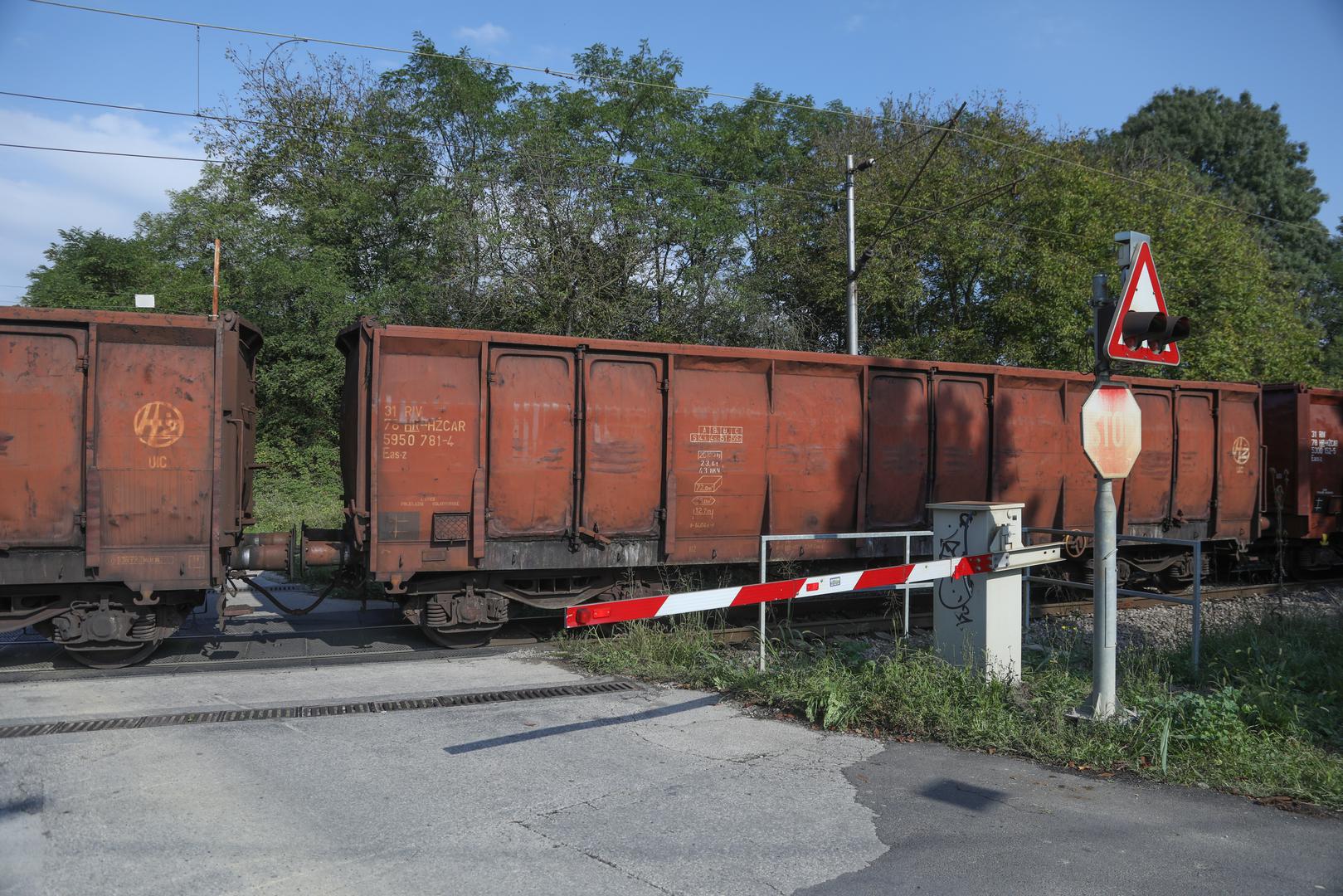 20.9.2024., Demerje - Zeljeznicki prijelaz za automobile gdje se sinoc oko 2 sata ujutro dogodila prometna nesreca u kojoj su sudjelovali osobni automobil te vlak. Photo: Luka Batelic/PIXSELL