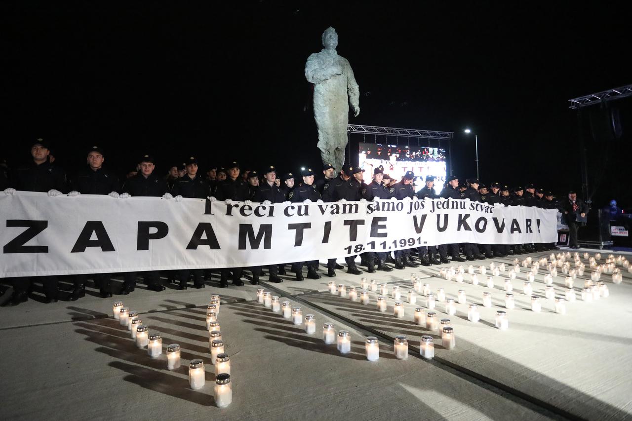 Zagreb:  Bandić i Božinović zapalili svijeće u sjećanje na žrtve Vukovara