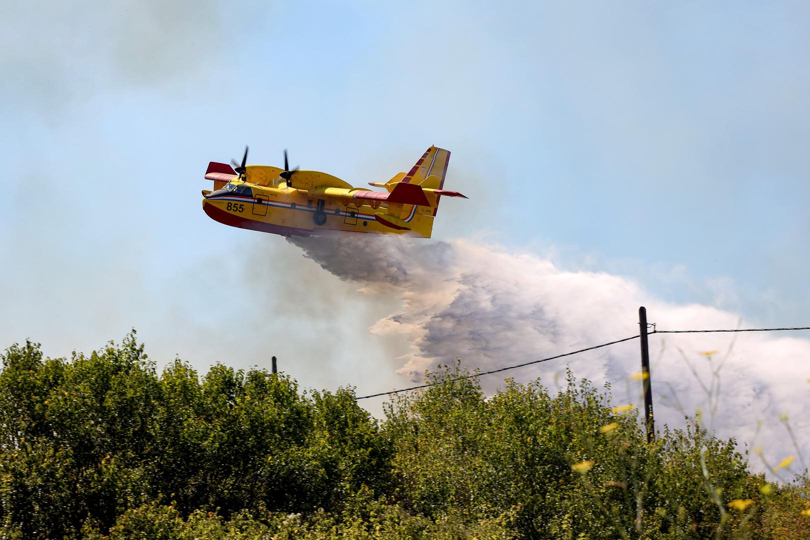 30.07.2024., Smokovic - Veliki pozar u Smokovicu nedale Zemunika zahvatio je i parkirana vozila. Vatrogasci se vore s vatrom. Photo: Sime Zelic/PIXSELL