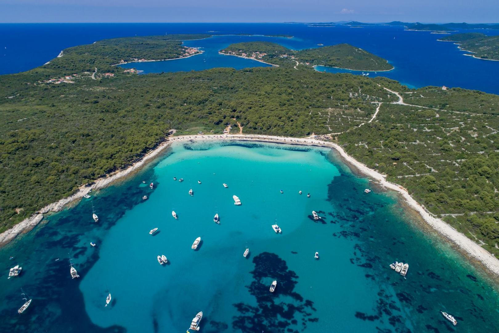 Ovo je najudaljeniji otok zadarskog arhipelaga i zato ćete za automobil i putnike u oba smjera platiti 400-tinjak kuna