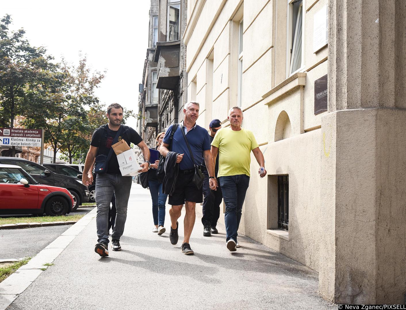 27.08.2022., Zagreb - Pretres ureda odvjetnika Josipa Surjaka u Boskovicevoj ulici. Josip Surjak uhicen je u akciji policije i USKOK-a zbog sumnje u malverzacije u kojima je INA ostecena za vise od milijardu kuna.  Photo: Neva Zganec/PIXSELL