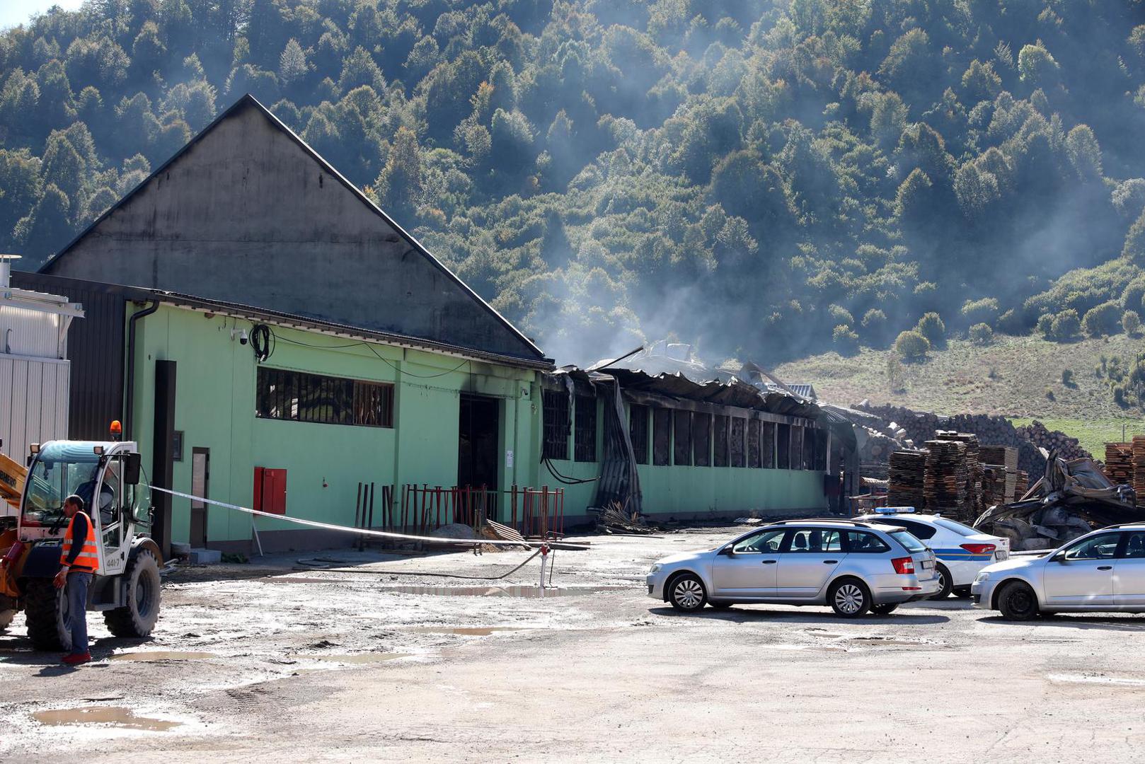 Pilana je u potpunosti izgorjela, no okolne zgrade su spašene.