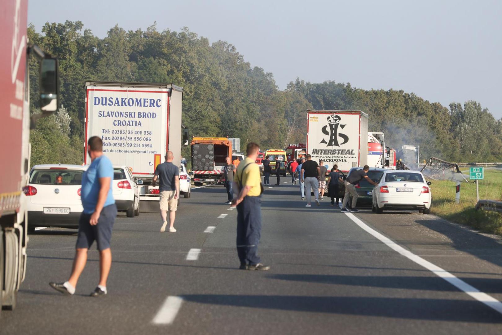 09.09.2020., Zagreb - U prometnoj nesreci na autocesti A3 kod odmorista Jezevo sudjelovalo je nekoliko vozila. Dvoje ljudi je poginulo, a policijski ocevid je u tijeku. Photo: Zeljko Lukunic/PIXSELL