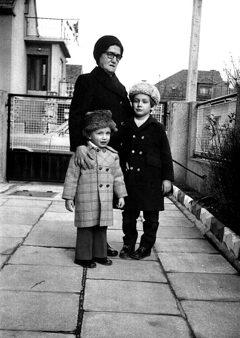 Obitelj Stipe Milanovića, Zoranova oca, do 1970. živjela je na Knežiji, nakon čega su dobili novi stan i preselili se u Nalješkovićevu ulicu 39 na Trnju