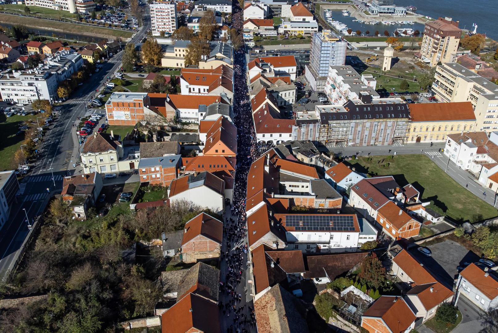 U koloni su i pripadnici Hrvatske vojske koji nose stjegove svih ratnih postrojbi koje su sudjelovale u obrani zemlje, kao i članovi brojnih povijesnih postrojbi odjevenih u tradicionalne odore. Hina