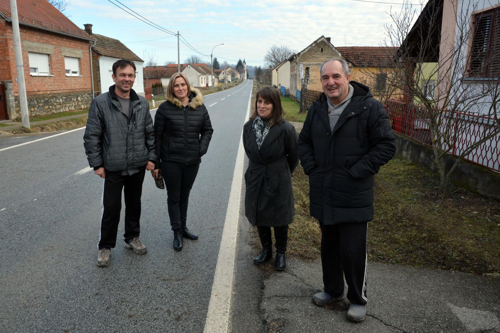 Mještani Ruševa Sanja i Željko Emić pokušavaju se baviti seoskim turizmom, Andrijana Plavi predsjednica je udruge “Put - istina i život” i Ivan Brkanović, potpredsjednik udruge.