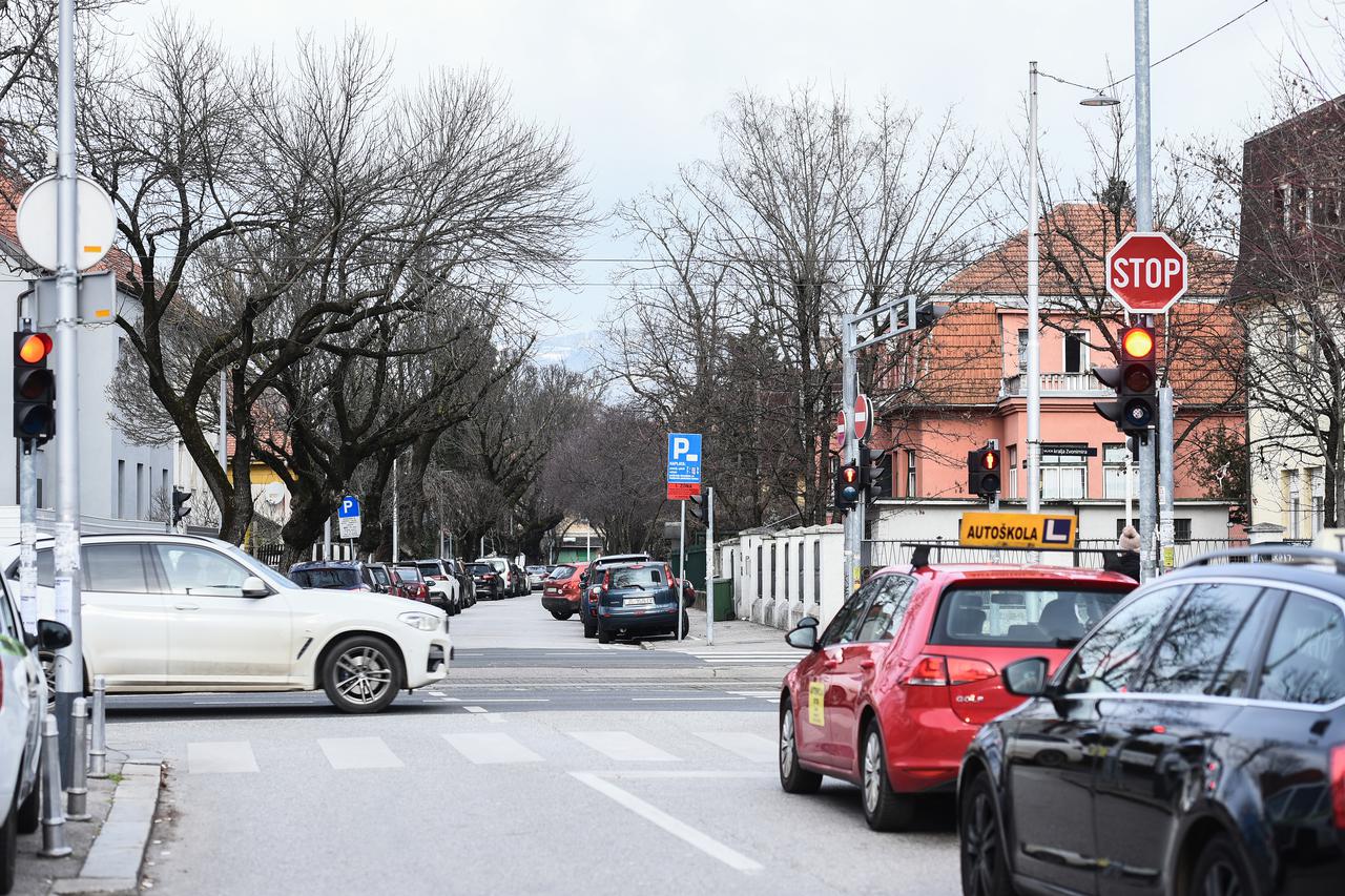 Zagreb: Semafor u Rusanovoj ulici umjesto zelene svijetli plava boja uz naljepnicu s Dinamovim grbom