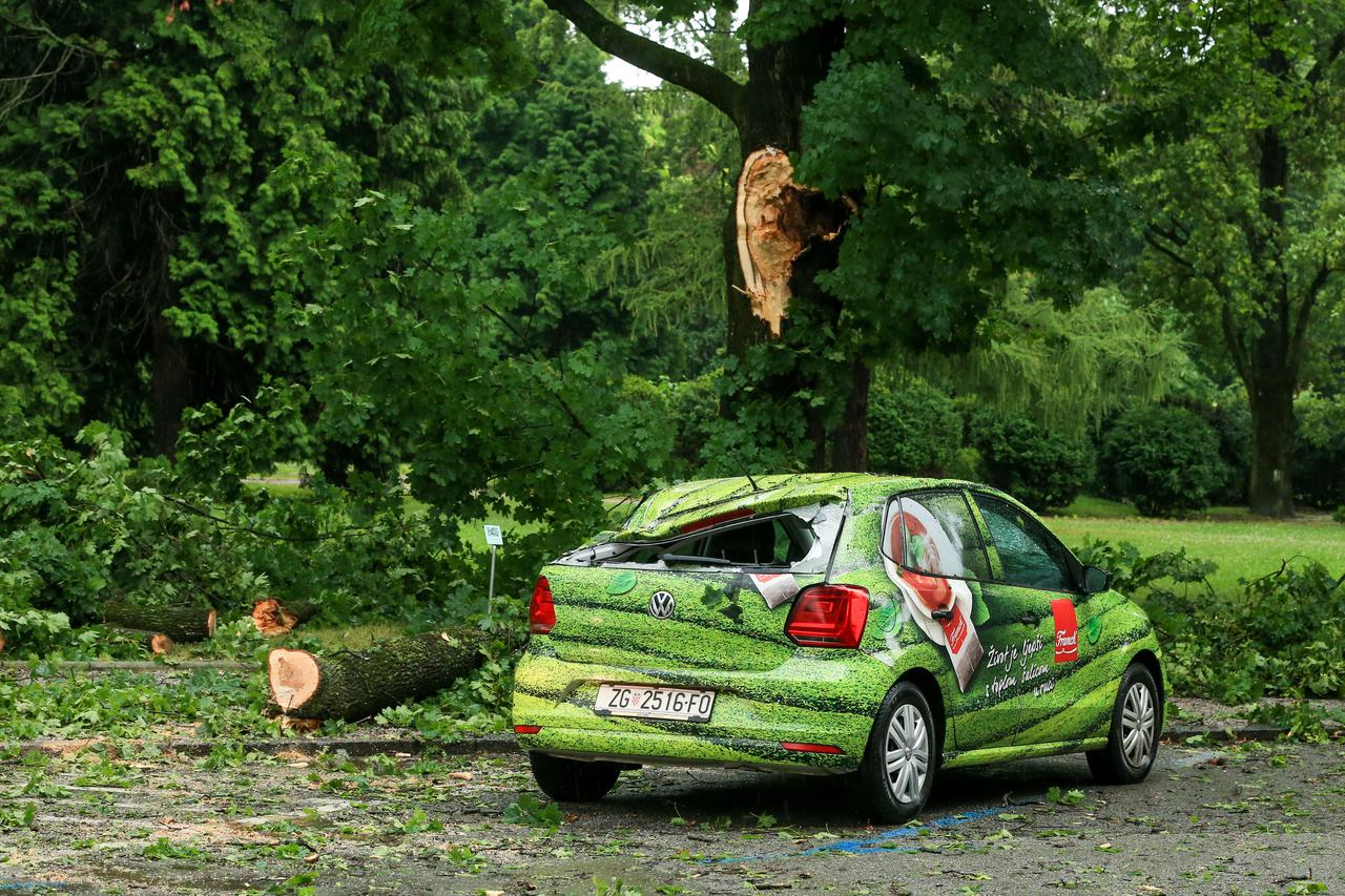 Osijek: U nevremenu uništen automobil na kojeg je pala grana