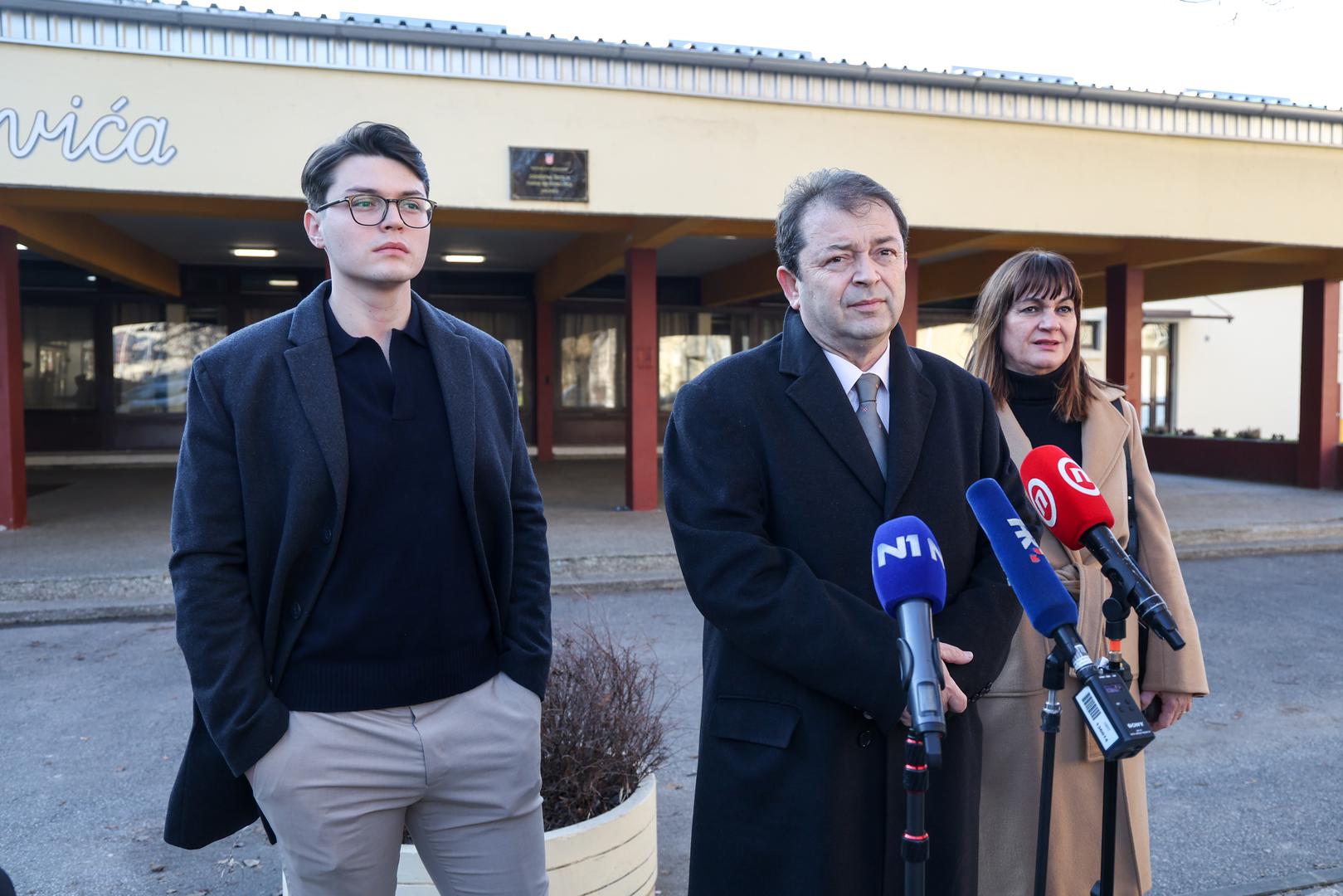 29.12.2024., Zagreb - Predsjednicki kandidat Tomislav Jonjic u prisustvu supruge i sina dao je izjavu medijima nakon glasovanja na predsjednickim izborima u OS Ivana Mestrovica. Photo: Igor Kralj/PIXSELL