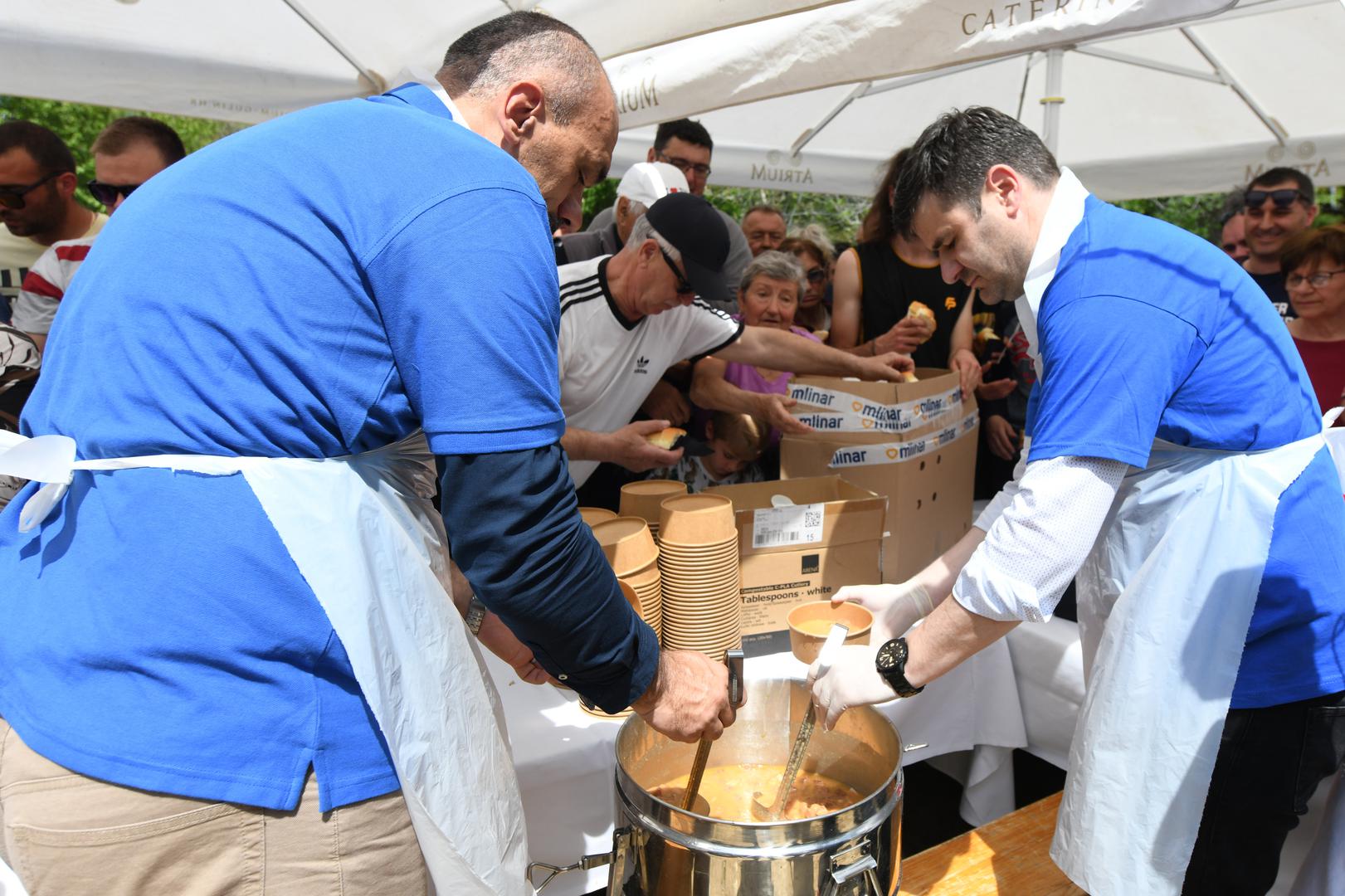 01.05.2022., Skradinski buk - Nakon pauze zbog pandemije koronavrusom tradicionalna proslava 1.svibnja na Skradinskom buku te podjela graha privukli su veliki broj gostiju i zitelja Sibensko-kninske zupanije.  Photo: Hrvoje Jelavic/PIXSELL