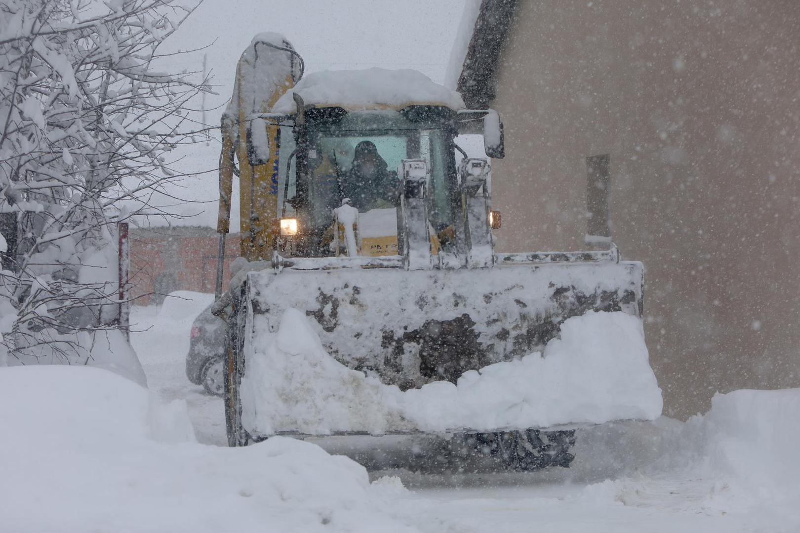 27.02.2023, Gospic - Novi snijeg blokirao je Gospic u kojem je izmjereno 70 centimetara snijega. iako se prometnice redovito ciste prometuje se otezano. Photo: Kristina Stedul Fabac/PIXSELL