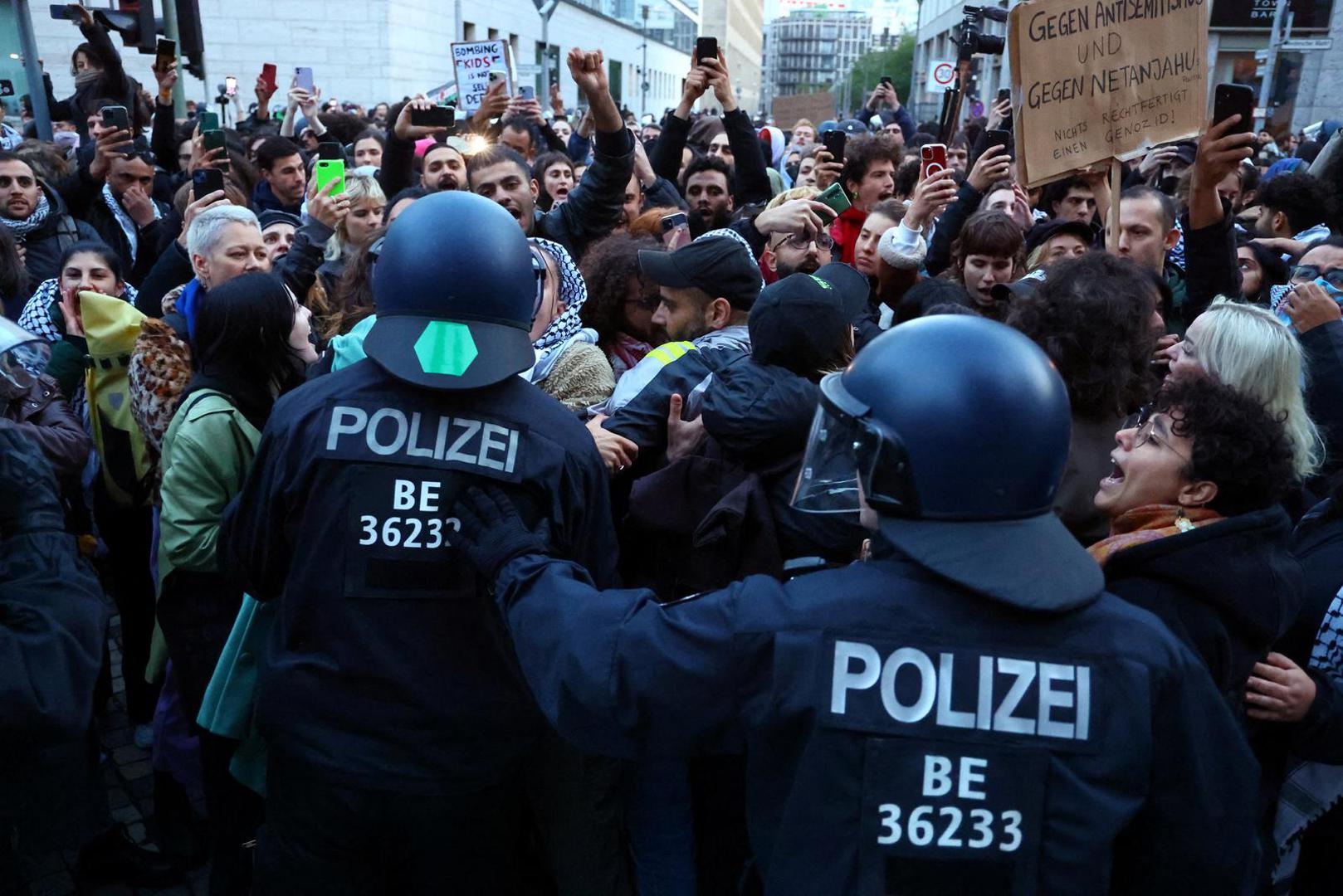 Police scuffle with Pro-Palestinian demonstrators, as the conflict between Israel and Hamas continues, in Berlin, Germany, October 18, 2023. REUTERS/Fabrizio Bensch Photo: Fabrizio Bensch/REUTERS