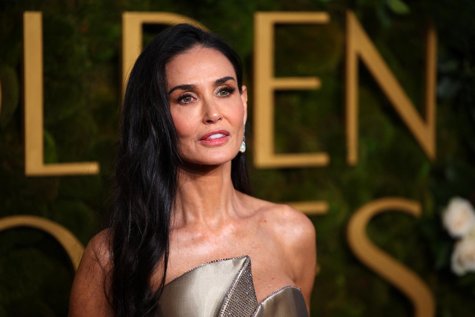 Nakon četiri desetljeća uspješne karijere, legendarna američka glumica Demi Moore (62) napokon je osvojila svoj prvi Zlatni globus i to za ulogu Elisabeth Sparkle u filmu "Supstanca". Osim što je bila velika pobjednica večeri, Moore je plijenila pažnju i svojim besprijekornim modnim izdanjem.