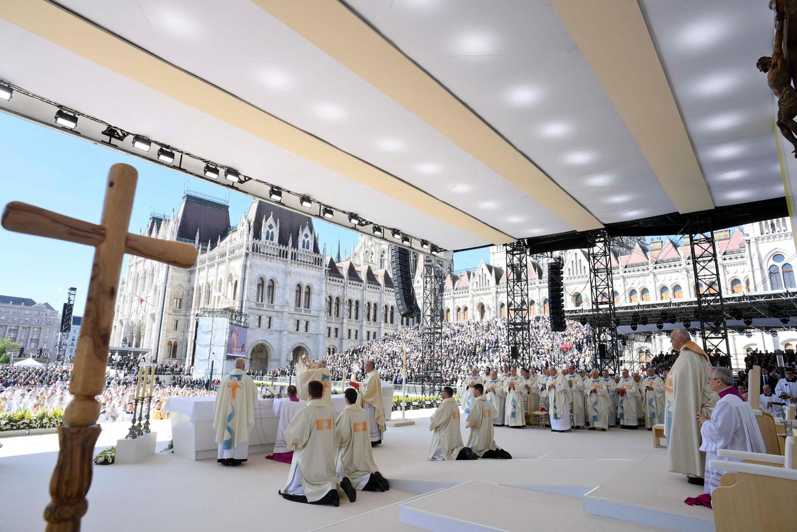 Pope Francis attends a holy mass at the Kossuth Lajos Square during his apostolic journey in Budapest, Hungary, April 30, 2023. Vatican Media/Divisione Produzione Fotografica/­Handout via REUTERS    ATTENTION EDITORS - THIS IMAGE WAS PROVIDED BY A THIRD PARTY. Photo: VATICAN MEDIA/REUTERS