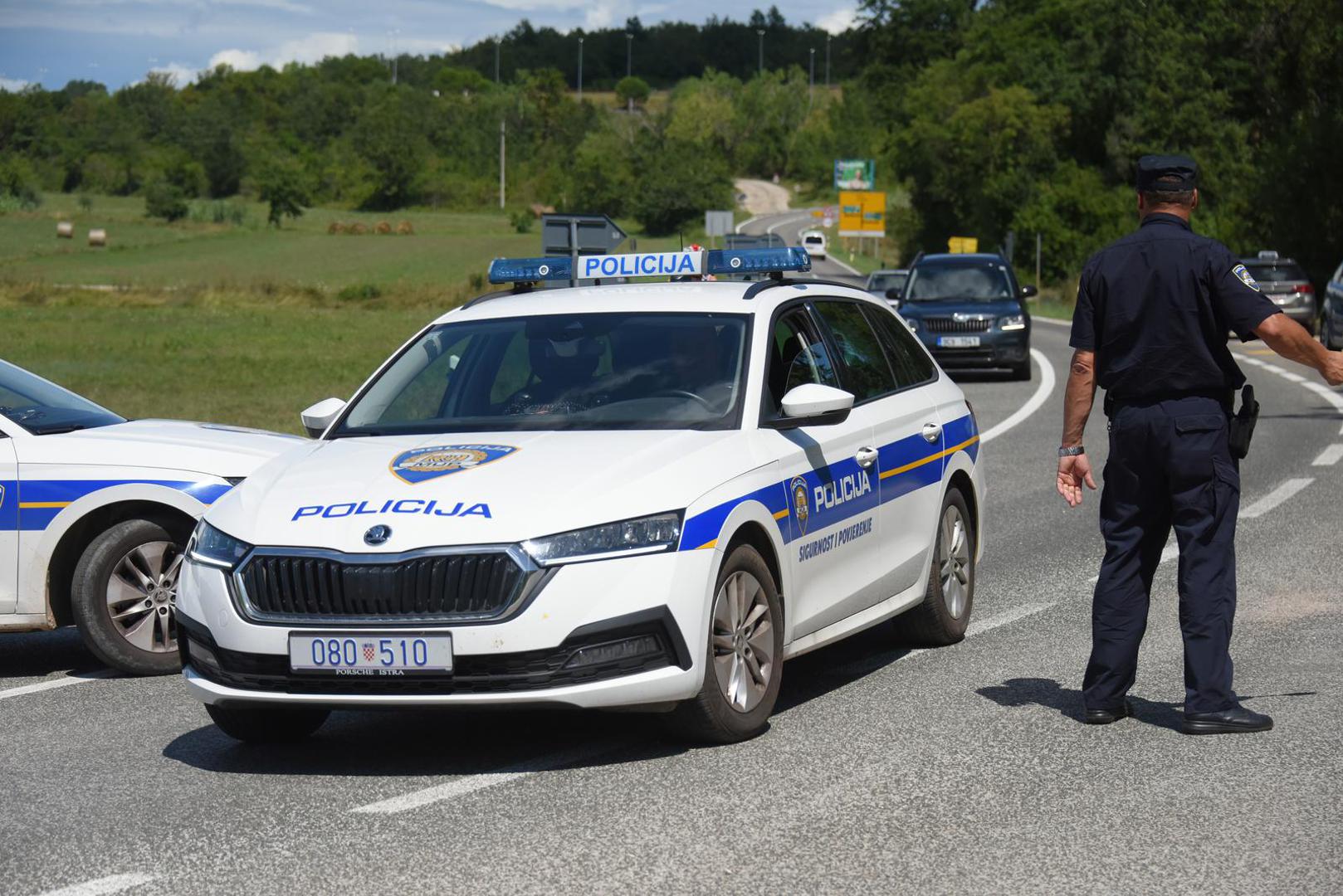 26.07.2023., Buje: Nakon otmice zene, otmicar pobjegao, a policija blokirala sve prilazne smjerove Matelicima. Photo: Sasa Miljevic/PIXSELL