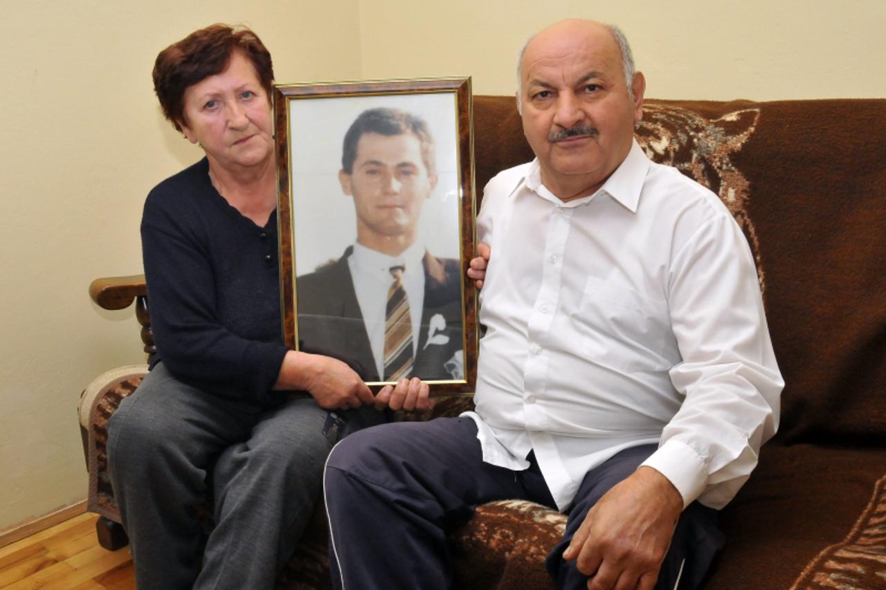 '08.11.2012., Vukovar-Roditelji Marija i Ilija pricaju o svom sinu poginulom vukovarskom branitelju Zdenislavu Grgurevicu. Photo: Goran Ferbezar/PIXSELL'