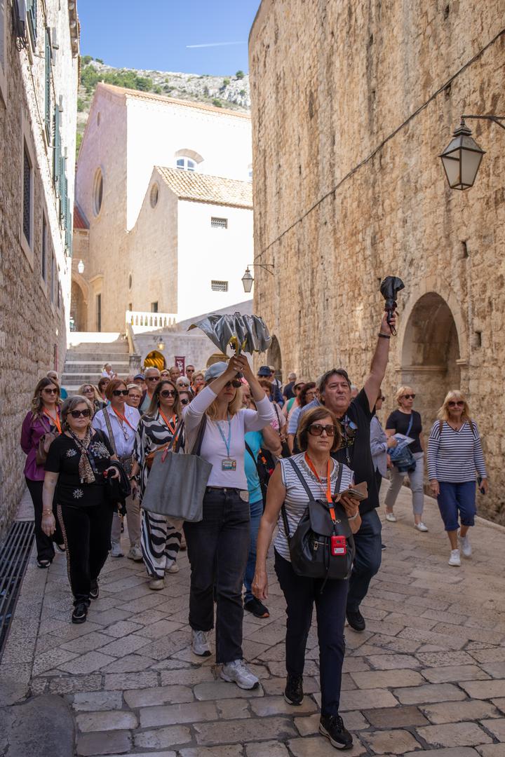 Mnogobrojni turisti odlučili su iskoristiti sunčani dan u Dubrovniku.