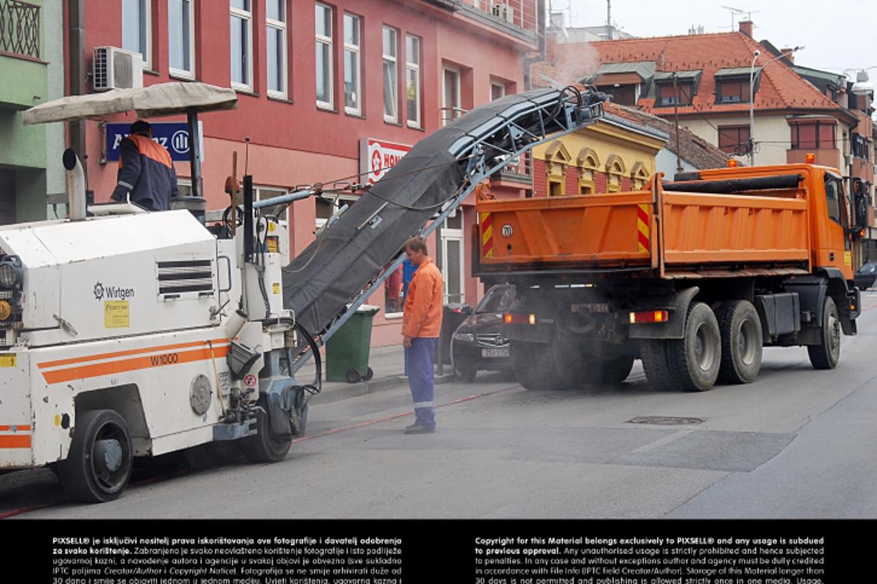 '13.04.2012., Sisak - Radnici Cesta Sisak ovih su dana zapoceli sa sanacijom i kolnika u sredistu grada. Unatoc tome sto prije dolaska na gradiliste isto obiljeze trakom, nesavjesni vozaci ne postuju 