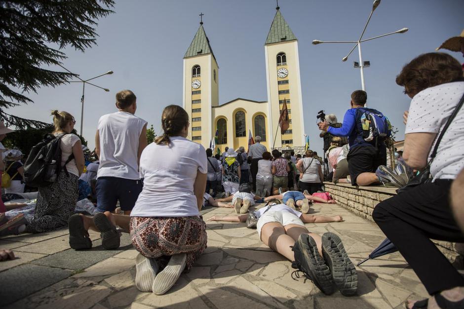 Hodočasnici u Hodnji mira u Međugorju povodom 40. obljetnice ukazanja Gospe