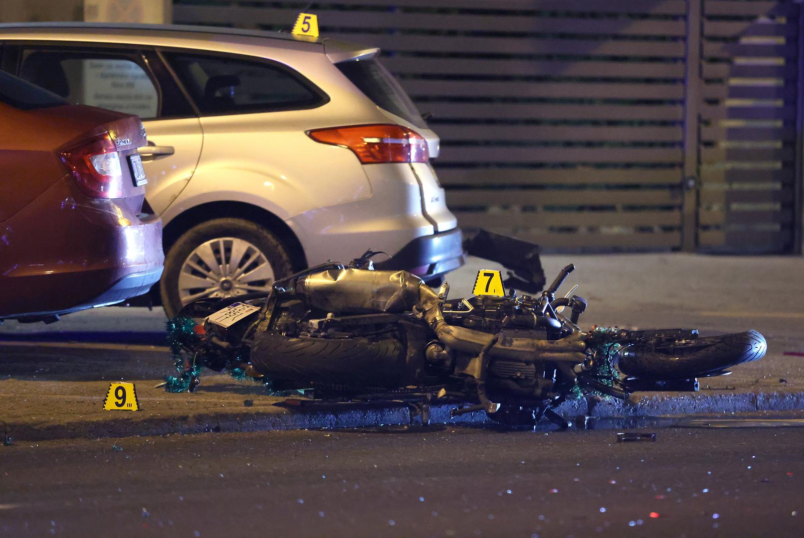 24.12.2023., Zagreb -  U Ilici kod kucnog broja 308 doslo je do prometne nesrece. Policijski sluzbenici obavljaju ocevid nakon prometne nesrece u kojoj su sudjelovali osobni automobil i motocikl. Smrtno je stradao vozac motocikla.  Photo: Sanjin Strukic/PIXSELL