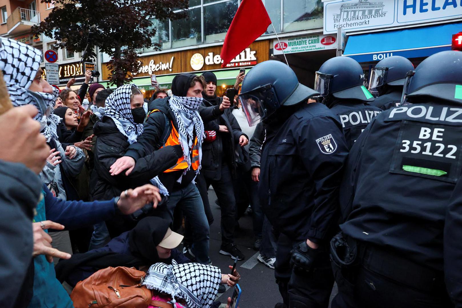 Police officers confront with protesters during a demonstration in support of Palestinians in Gaza, one day ahead of the anniversary of Hamas' October 7 attack on Israel, in Berlin, Germany, October 6, 2024. REUTERS/Christian Mang Photo: CHRISTIAN MANG/REUTERS