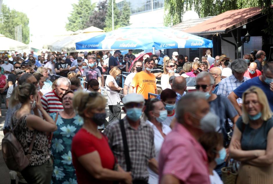 Zagreb: Tisuće ljudi na suncu ispred Velesajma čekaju u redu za cijepljenje protiv COVID-a