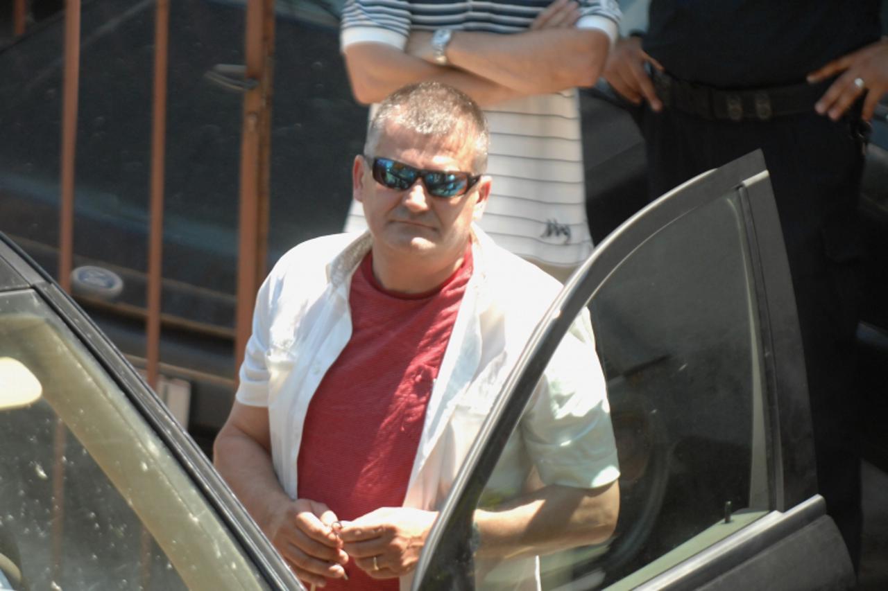 'unutrasnja-18.06.2009.,split,Hrvatska - miroslav kutle pred policijskom postajom u vrgorcu. Photo:Nino Strmotic/Vecernji list'