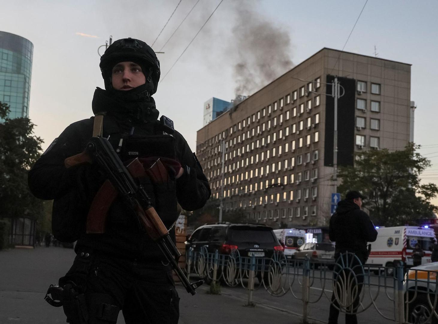 Police guard as smoke rises after a Russian drones strike, which local authorities consider to be Iranian made unmanned aerial vehicles (UAVs) Shahed-136, amid Russia's attack on Ukraine, in Kyiv, Ukraine October 17, 2022. REUTERS/Gleb Garanich Photo: GLEB GARANICH/REUTERS