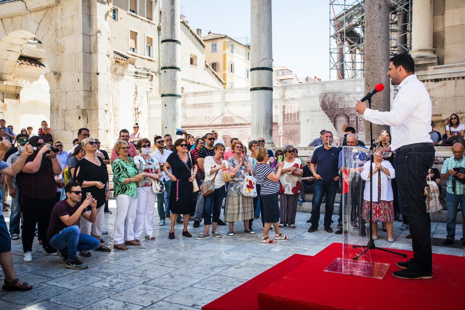 20.06.2020., Split - Predsjednik SDP-a i lider Restart koalicije Davor Bernardic u sklopu izborne kampanje predstavio je kandidate s liste Restart koalicije u X. izbornoj jedinici.
Davor Bernardic
Photo: Milan Sabic/PIXSELL