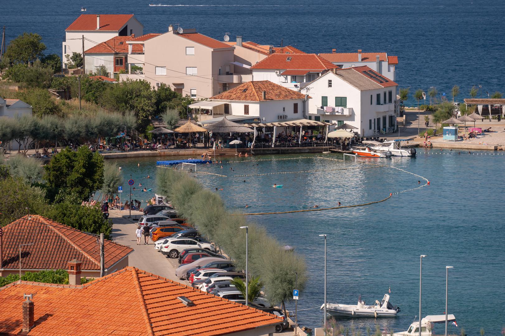 Dalmacija se osjeća na otoku, u uskim uličicama, među kamenim kućama koje su
danas mnoge apartmani, te nizu ribarskih barki u lučici, ali i mirisom – u kojem se miješaju sol,
rogač, borovi, hrast