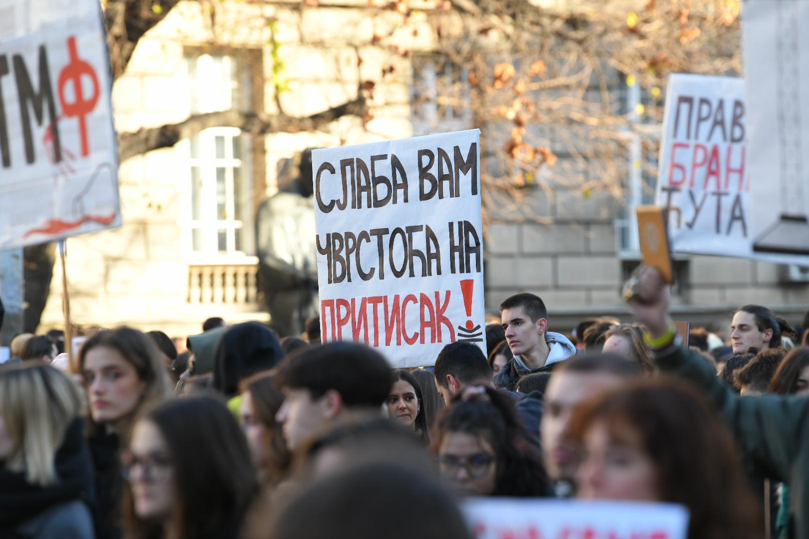 Studenti su umjesto 15 minuta danas zastali 16. 15 minuta predstavlja 15 žrtava pada nadstrešnice na kolodvoru u Novom Sadu, a kako bi odali počast i izrazili sućut zbog smrti prvašića iz OŠ Prečko, danas su dodali još minutu